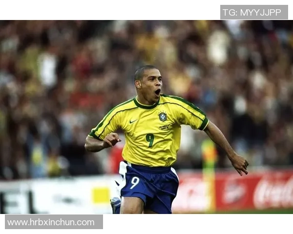 足球星二代与普通球员子女拍照风格大不同 展现独特魅力与家庭背景