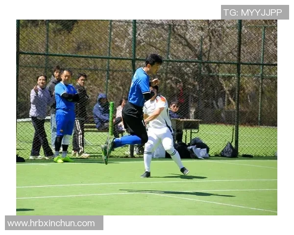 足球球星激情训话点燃团队斗志激励队友奋勇拼搏